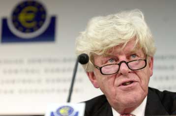 Πιέσεις δέχτηκε το ευρώ, παρά την αύξηση των επιτοκίων από την ΕΚΤ