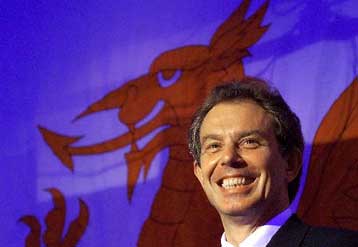 «Πρωταθλητής της διεύρυνσης» επιθυμεί να γίνει ο Μπλερ<i>Ρήξη με τον Πρόντι προ των πυλών</i>