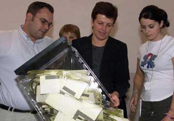 Με καθυστέρηση η ανακοίνωση των εκλογικών αποτελεσμάτων στην Αλβανία <i>Παρέμβαση των ΗΠΑ</i>