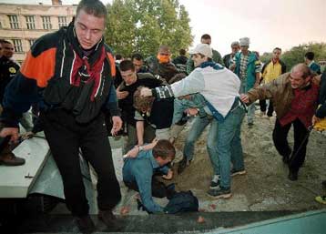 Ένα κοριτσάκι νεκρό και 100 τραυματίες από τα επεισόδια στο Βελιγράδι<I>Δεν επεμβαίνουν στρατός