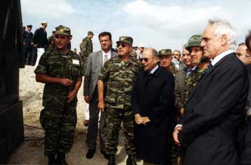 Ολοκληρώθηκε η άσκηση «Παρμενίων 2000»<I>Έπαινοι Στεφανόπουλου στις Ένοπλες Δυνάμεις</I>