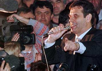 Έκκληση για ηρεμία απευθύνει ο Κοστουνίτσα στο συγκεντρωμένο πλήθος στο Βελιγράδι