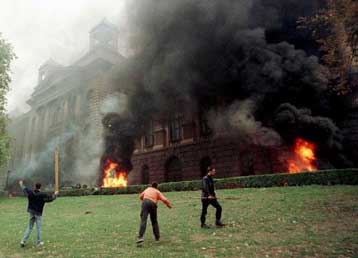 Στις φλόγες το κτίριο της κρατικής τηλεόρασης στο Βελιγράδι