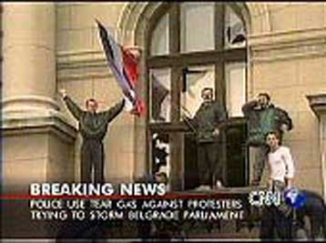 Έκρυθμη η κατάσταση στο Βελιγράδι<I>Κάνει την εμφάνισή του και ο στρατός</I>