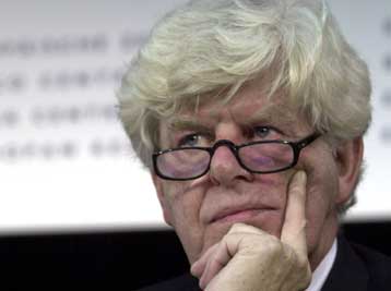 Αύξηση – έκπληξη των επιτοκίων από την ΕΚΤ κατά 0,25%.