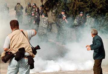 Οπαδοί της αντιπολίτευσης εισβάλλουν στο γιουγκοσλαβικό Κοινοβούλιο<I>Σφοδρές συγκρούσεις στους