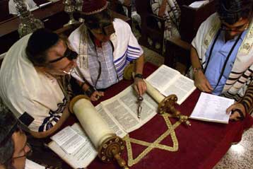 Η Λιθουανία επιστρέφει στους Εβραίους θρησκευτικά κειμήλια κλεμμένα από τους ναζί