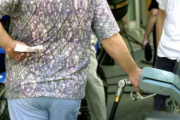 Θα αργήσουν να περάσουν στη λιανική αγορά καυσίμων οι μειωμένες τιμές