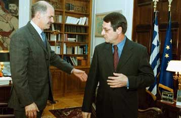 Απαραίτητη η συνεργασία Αθήνας – Λευκωσίας για την επίλυση του Κυπριακού, δηλώνουν Παπανδρέου – Ανασ