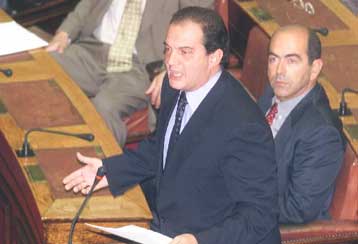 Αψιμαχίες Σημίτη με την αντιπολίτευση στη Βουλή με αφορμή τους «αερόσακους» στην ακτοπλοΐα