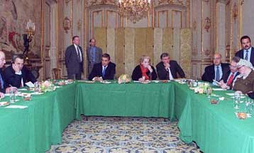 Τερματισμό της βίας συμφώνησαν Μπαράκ – Αραφάτ <i>Επανάληψη των συνομιλιών την Πέμπτη</i>