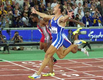 Νέο «χρυσό μετάλλιο» για τον Κεντέρη<I>Δωρίζει τη στολή του για προσφυγόπουλα και παιδιά με ειδι