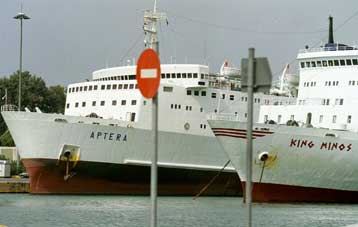 «Αδειο» από επιβάτες το λιμάνι του Πειραιά <I>Βλάβες ακινητοποίησαν δύο ακόμη πλοία </I>