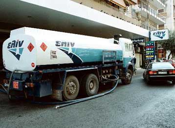 Έληξε η απεργία των οδηγών βυτιοφόρων<I>«Γεμίζουν» και πάλι τα πρατήρια με καύσιμα</I>