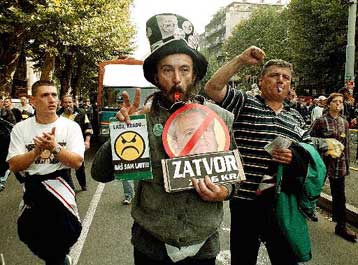 Σκληραίνει τη στάση της η σερβική αστυνομία<i>Δισκέτα με εκλογικά αποτελέσματα από τον… ουρανό