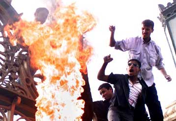 Παρελθόν η κατάπαυση του πυρός στη Μέση Ανατολή<I>Αναβάλλονται οι συνομιλίες στο Παρίσι</I>