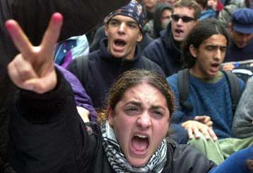 Πράγα έγινε το Αμστερνταμ<i>Διαδηλώσεις κατά της παγκοσμιοποίησης</i>