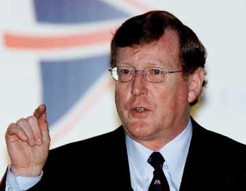 Σκληραίνουν τη στάση τους οι Ενωτικοί του Όλστερ<i>Δεν θα δεχτούμε άλλες υποχωρήσεις, προειδοποι