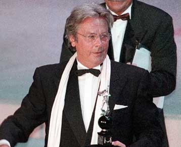 Τα «σκοτεινά» μυστικά του Αλέν Ντελόν σε βιογραφία