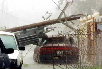 Τρεις νεκροί, δύο αγνοούμενοι και μεγάλες υλικές ζημιές από τον τυφώνα Κιθ