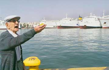 Η ακινητοποίηση των πλοίων ξεσηκώνει τους νησιώτες