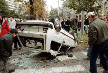 Το ΝΑΤΟ καλεί τον Μιλόσεβιτς σε παραίτηση<i>Νέες διαδηλώσεις την Τρίτη στο Βελιγράδι</i>