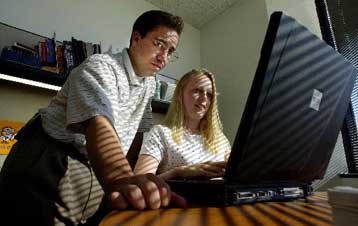 Η εταιρεία Napster μπορεί να συνεχίσει τη λειτουργία της… για την ώρα