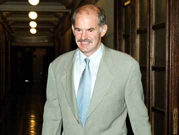 Για τις εξελίξεις στη Γιουγκοσλαβία θα ενημερώσει την Τρίτη τον πρωθυπουργό ο Γ.Παπανδρέου