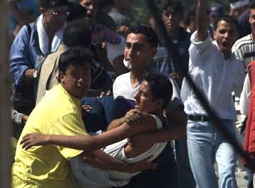 Κλιμακώνεται η ένταση στη Μέση Ανατολή<i>Δέκα νεκροί και δεκάδες τραυματίες τη Δευτέρα</i>