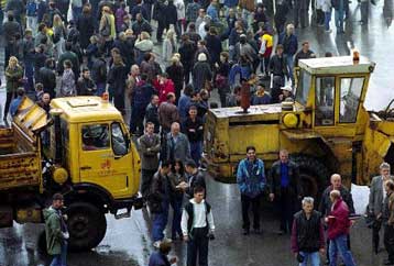 Κλιμακώνει τις κινητοποιήσεις της η γιουγκοσλαβική αντιπολίτευση<I>Μικροεπεισόδια στο Βελιγράδι<