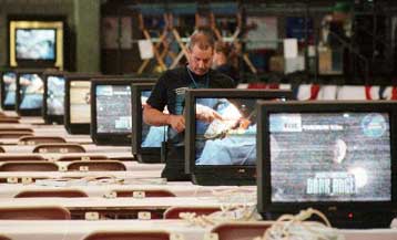 Όλα έτοιμα για την πρώτη τηλεοπτική αναμέτρηση Γκορ – Μπους την Τρίτη