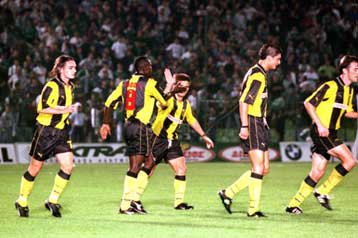 Περίπου διακόσιοι οπαδοί του Αρη επιφύλαξαν θερμή υποδοχή στους παίκτες