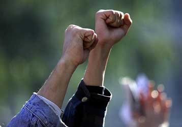 «Μουδιασμένα» άρχισαν οι κινητοποιήσεις της αντιπολίτευσης στη Γιουγκοσλαβία