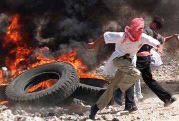 Πιέσεις Κλίντον προς Μπαράκ και Αραφάτ για τον τερματισμό της βίας <i>Συνεχίζονται τα επεισόδια<