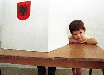 Εκλεισαν οι κάλπες στην Αλβανία<I>Βέβαιοι για τη νίκη τους δηλώνουν ο Νάνο και ο Μπερίσα</I>