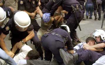 Εξακολουθεί να διχάζει η μεταρρύθμιση για το σωφρονιστικό σύστημα της Τουρκίας<I>Εκατό συλληφθέν