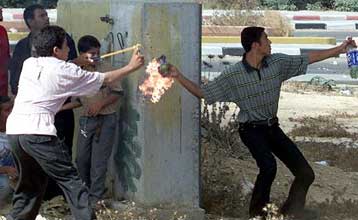 Με αμείωτη ένταση συνεχίστηκαν την Κυριακή οι συγκρούσεις στη Μέση Ανατολή