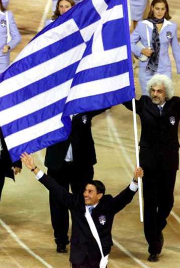 Ο Κώστας Κεντέρης σημαιοφόρος της Ελλάδας στην τελετή λήξης <i> Διαστρέβλωση δηλώσεών του από Κ