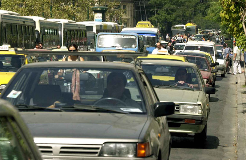 Απρόσεκτοι οι Έλληνες και οι Ελληνίδες οδηγοί, σύμφωνα με έρευνα
