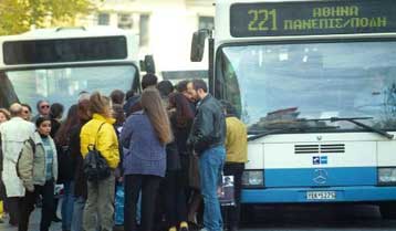 «Φρένο» των λεωφορείων σε δέκα δήμους, εάν δεν παρακαμφθούν τα εμπόδια στα δρομολόγια