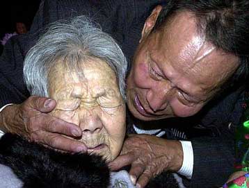 Με χαμόγελα και δάκρυα οι νέες επανενώσεις οικογενειών από τη Νότιο και Βόρειο Κορέα