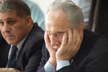 Παραλίγο να πέσει στο… κενό ο Σιμόν Πέρες