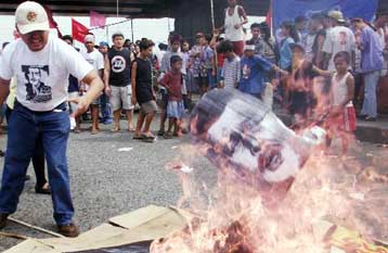 Αγνοεί τη λαϊκή κατακραυγή και δηλώνει ότι θα παραμείνει στην προεδρία των Φιλιππίνων ο Εστράντα