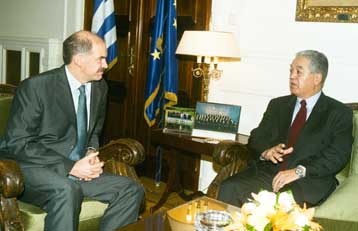 Επαφές υπουργού Εξωτερικών με Ντε Σότο και Λόγογλου για εταιρική σχέση και Κυπριακό