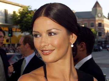 Υποψήφια συμπρωταγωνίστρια του Πιρς Μπρόσναν στο νέο «007» η Κάθριν Ζέτα Τζόουνς