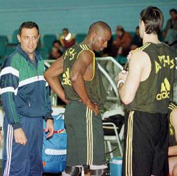 Προπηλακισμοί και απειλές το τελευταίο επεισόδιο στην υπόθεση προπονητή του Αρη