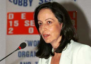 Τη λήψη μέτρων για την καταπολέμηση των «γενετήσιων τραυματισμών» ζητά από την ΕΕ η Διαμαντοπούλου