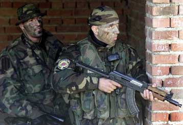 Η σερβική αστυνομία ανακαταλαμβάνει εδάφη στα οποία είχαν εισβάλει Αλβανοί αντάρτες