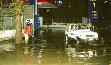 Συμβουλές του ΕΚΑΒ στους οδηγούς για τις πλημμύρες