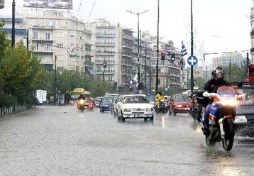 Ο καιρός δείχνει τα δόντια του μέχρι την Πέμπτη τουλάχιστον – Αγκυρα στα λιμάνια πλην Ρίου-Αντιρρίου